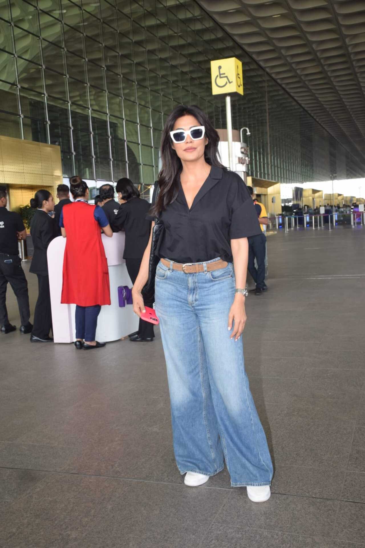 Chitrangada Singh leaves the fans mesmerised with her croptop and denim look